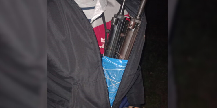 PRUEBAS. Los fusiles FMK-3 escondidos entre la ropa del exsuboficial.