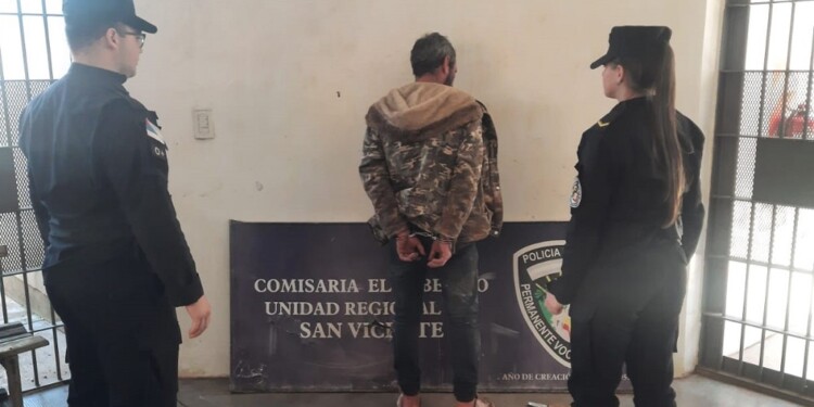 NO SE ESCAPÓ. El presunto agresor fue atrapado por efectivos de la Unidad Regional VIII, el arma también fue secuestrada (en el piso).