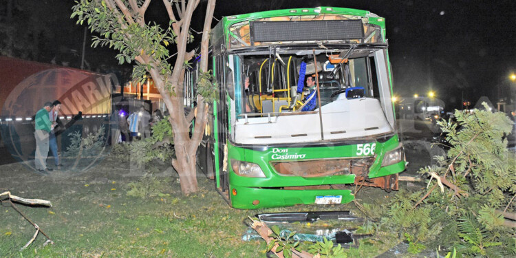 “NO ME BAJO”. El conductor se negó a salir de la unidad siniestrada, esperó hasta que llegó un abogado de la empresa.