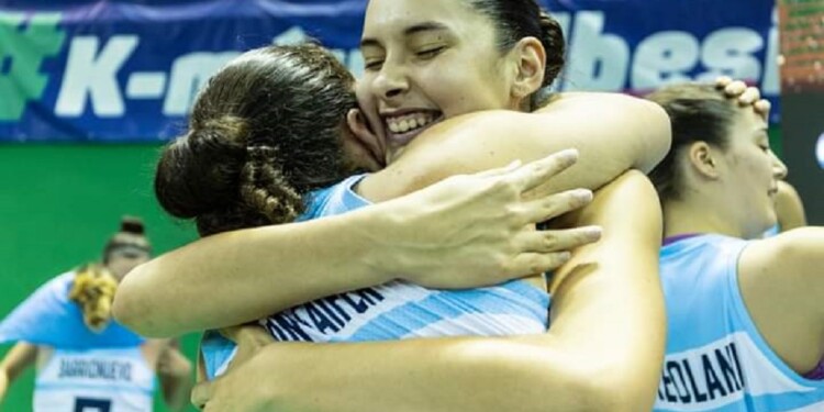 EMOCIÓN. La misionera Abril Ochoa, fundida en un abrazo con una compañera.