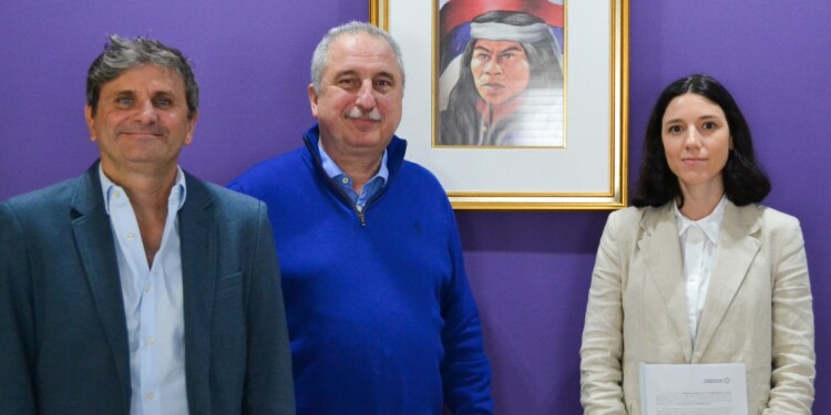 COMPROMISO. El gobernador electo Hugo Passalacqua firmó un compromiso mediante Argentinos por la Educación./ Foto gentileza Gentileza de Argentinos por la Educación