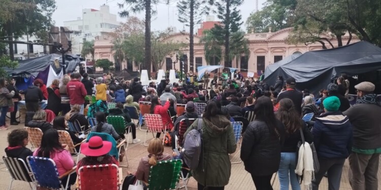 ASAMBLEA. Pese a los descuentos, los docentes sostienen su lucha desde hace ya casi tres meses por un salario en blanco que no pierda frente a la inflación.