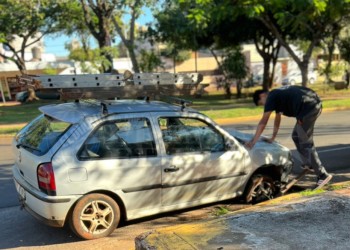 Alcantarilla lleva meses sin arreglar y los autos siguen cayendo en esquina transitada