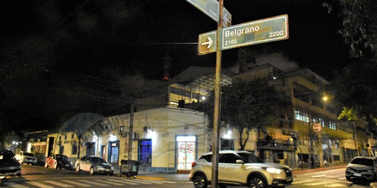 JUEVES A LAS 20. Belgrano antes del cruce con Ayacucho, la víctima estacionó su camioneta y una hora después se enteró del robo.