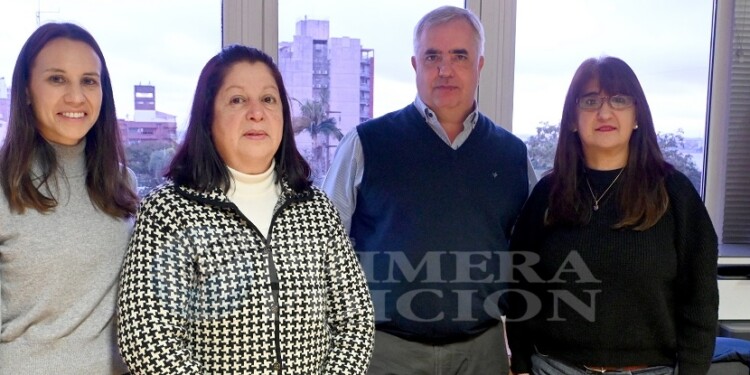 UN ALTO EN LAS TAREAS. Angeloni junto a De León, y personal del Círculo de Bioquímicos.