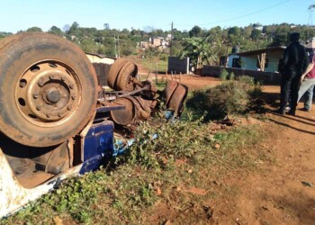 Despistó y volcó con su camión en Oberá