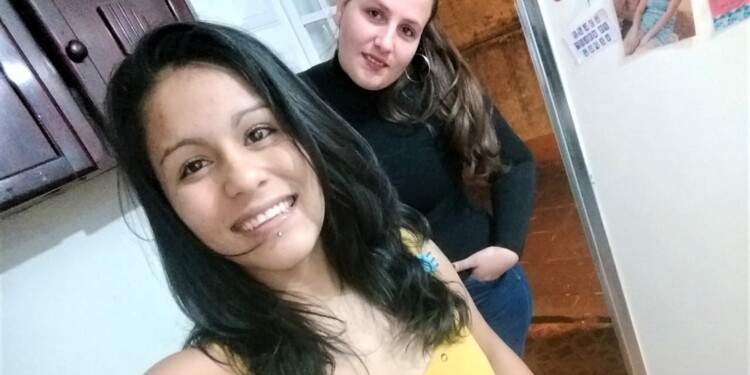 CARMEN Y YANINA. La víctima con una de sus hermanas en una de las últimas imágenes juntas en San Vicente.