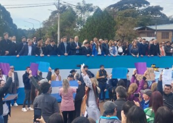 Docentes en lucha se “colaron” en el desfile cívico por el Día de la Bandera