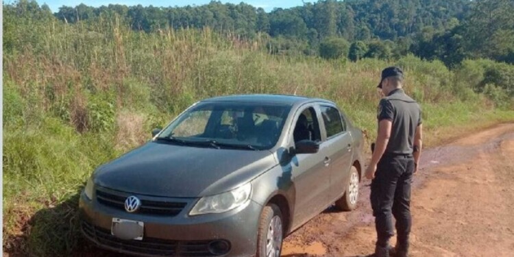 ABANDONADO. El Volkswagen Voyage fue encontrado a un kilómetro del lugar donde agredieron al preceptor.