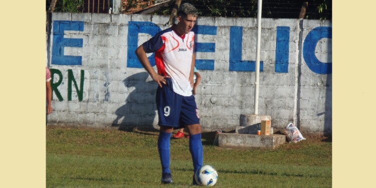 EN CANCHA. Seba Quiñones marcó dos ante Vicov y Mado quedó tercero.