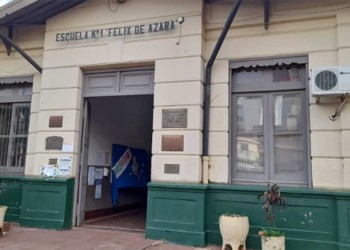 Protesta de padres en la Escuela Nº1 de Posadas por problemas edilicios y falta de docentes