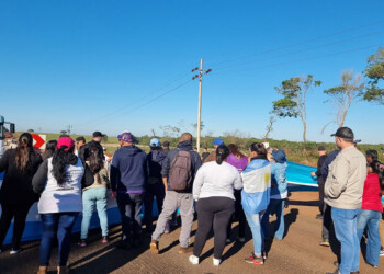 Tensión entre docentes y policías en corte de ruta en el peaje San José