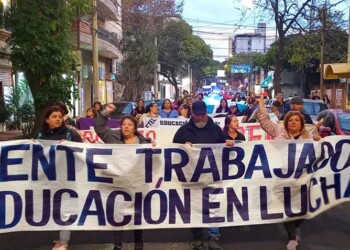 Los docentes del FTEL se movilizaron de nuevo hasta la Legislatura