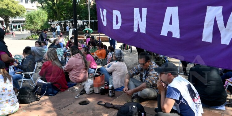 Días de acampe frente a la Casa de Gobierno en Posadas (Foto de archivo)