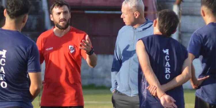 EN FUNCIONES. Osvaldo Young (izquierda) y Manuel Dutto, ambos entrenadores, charlan con los futbolistas franjeados. (Gentileza Siempre Guaraní)