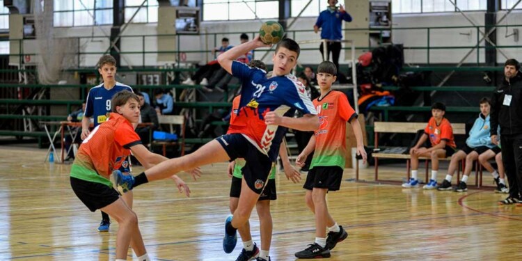 VUELA, VUELA. Los chicos misioneros quieren llegar a la final de la competencia.