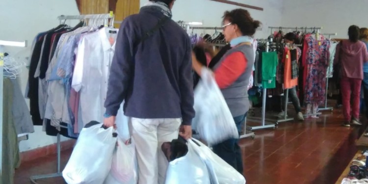 OPORTUNIDAD. En la feria podrán comprar prendas a muy buenos precios.
