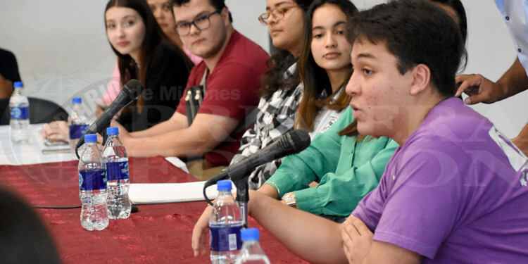 ESPACIO. Estudiantes de distintos municipios en la asamblea de JUPES.
