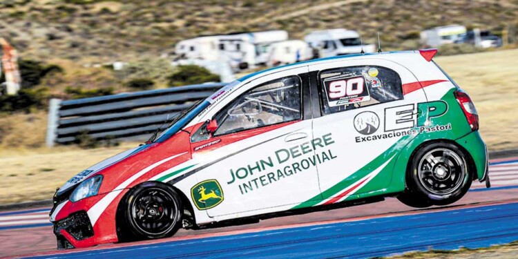 EN CONDICIONES. El GR Competición trabajó en el Toyota Etios de Pastori para llegar de la mejor manera al finde.