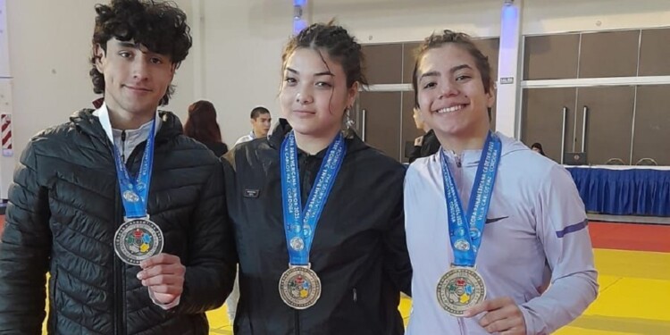 MISIONEROS DE PODIO. David Sanabria, Jarhumi Arada y Constanza Nçuñez con sus medallas logradas en la Copa Panamericana de Judo, en Córdoba.