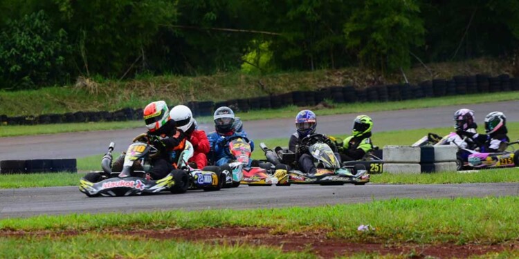 LISTOS. Los “fierritos” cuentan las horas para salir otra vez a la pista.