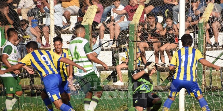 EN EL LUGAR JUSTO. Silveira capturó el rebote y mandó la pelota a la red. El “9” auriazul marcó por duplicado.