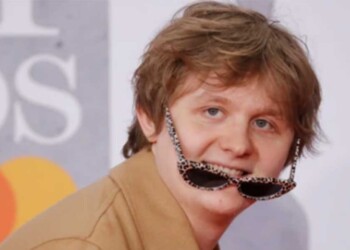 Lewis Capaldi sufrió un ataque de Tourette en el escenario y su publico cantó los coros