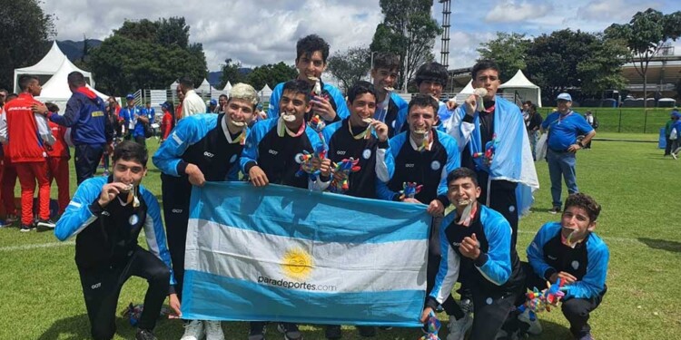 FELIZ. Ángel Miguel De Souza, último a la derecha, celebra, junto al resto del equipo, mordiendo la medalla de oro
