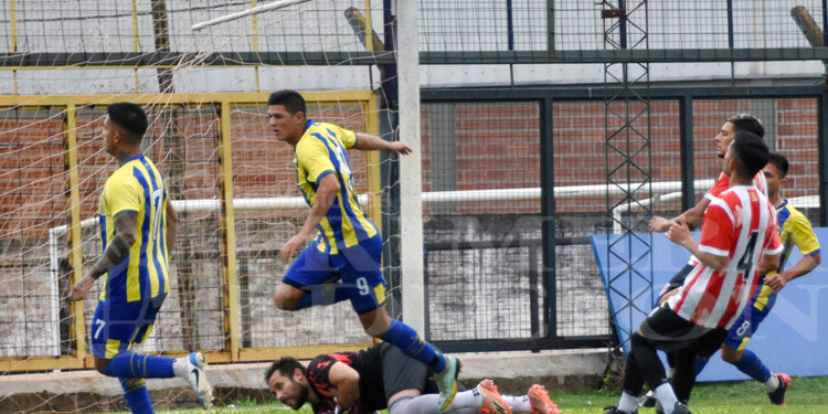 GOLEADOR. Ulises Silveira (9), al igual que en la primera ronda, otra vez fue verdugo de Candelaria. Esta vez anotó dos.