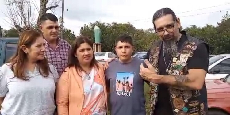 PREPARADOS. “Gonza” con su familia y los moteros invitaron a todos a sumarse a la MotoJuntada del próximo fin de semana.