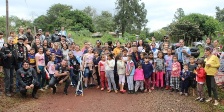 EMOTIVO. Los motociclistas solidarios compartieron el cierre de la MotoJuntada con los niños y colaboradores del comedor y merendero./ Gentileza M.S.M