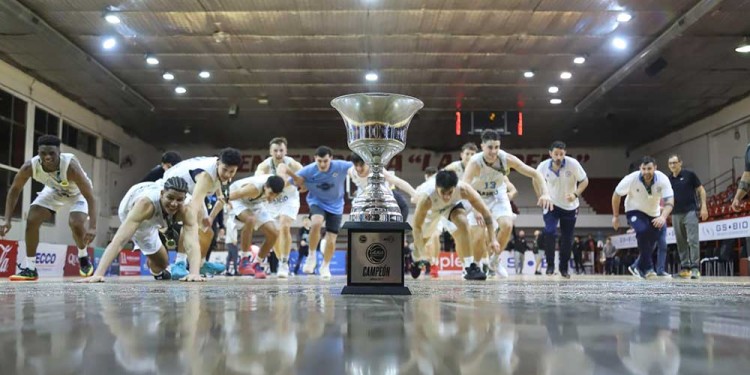 LOGRO. El Celeste se convirtió en el mejor equipo del país al derrotar a Instituto en el Final Four.