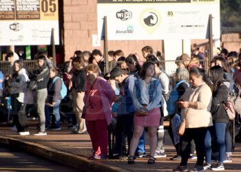 Colectivos abarrotados, caos en las paradas y desinformación