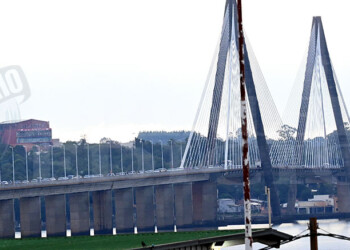 La policía paraguaya ya no controla el  tránsito y siguen las filas sobre el puente San Roque