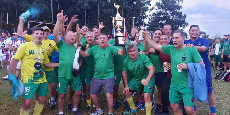 CAMPEONES. Los “Profes” de Posadas celebran el título alcanzado en Oberá