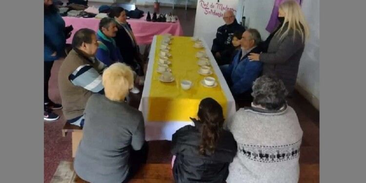EN CONTACTO. Muchos adultos mayores viven solos y tienen pocos recursos, por eso colectan alimentos y abrigos.