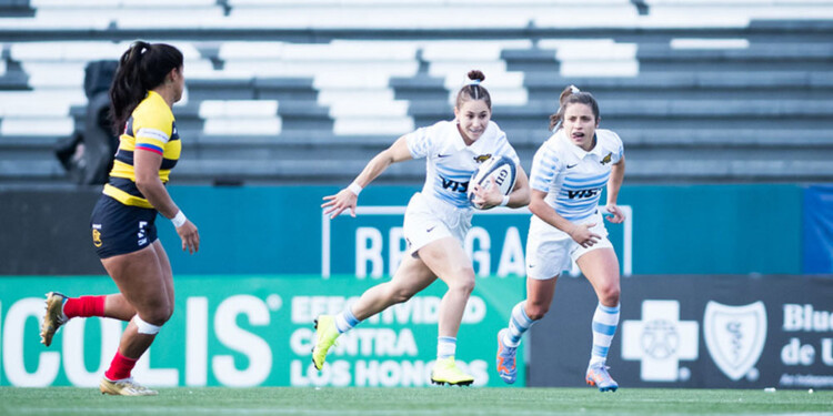 EN APOYO. Paula Pedrozo (tercera desde la izquierda) acompaña a Virginia Brígido Chamorro durante un ataque. (Prensa UAR)