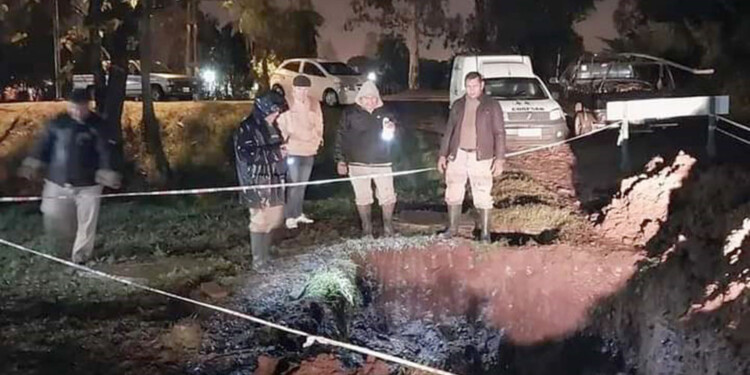 COMPLEJO. Al no encontrar los repuestos de cañerías porque ya no se fabrican, debieron recurrir al sellado con cemento pero la lluvia complicó. (Foto: Gentileza F.H.)