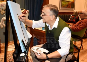 El multifacético doctor Daniel Tabbia volvió a pintar en vivo