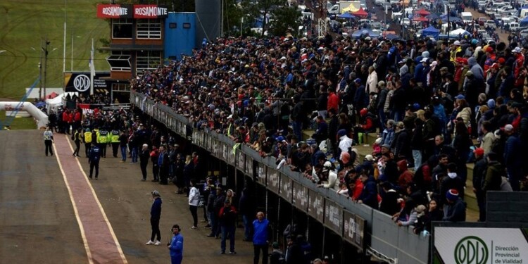 EXPECTATIVA. Así lució la tribuna principal del autódromo Rosamonte, en la cita de 2022. Se espera un nuevo lleno.