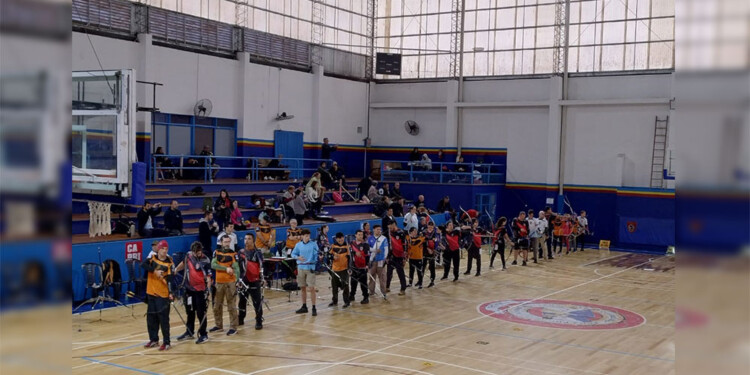 LISTOS PARA EL LANZAMIENTO. Los participantes preparan sus arcos, en un pasaje de la competencia en CAPRI.