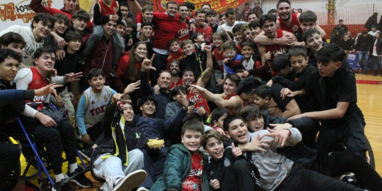 LA FAMILIA ORIENTAL. Protagonistas e hinchada tras la agónica victoria.