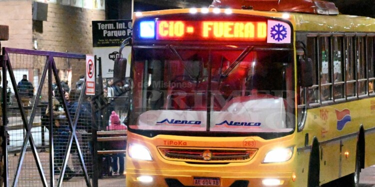 DOS DÍAS SIN COLECTIVOS. Choferes del transporte urbano y de media distancia pararán el servicio desde hoy.