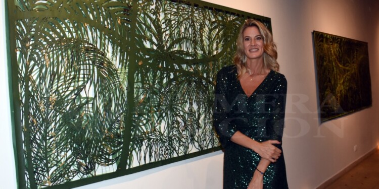 ARTE MILENARIO. La artista Yanina Semle, presentó una técnica milenaria en papel calado y los músicos.