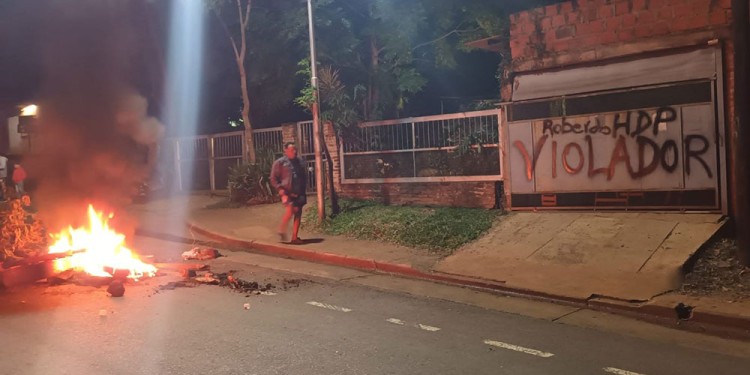 ESCRACHE. Pintadas y quema de ramas y cubiertas frente a la vivienda del supuesto abusador en el barrio Laurel.