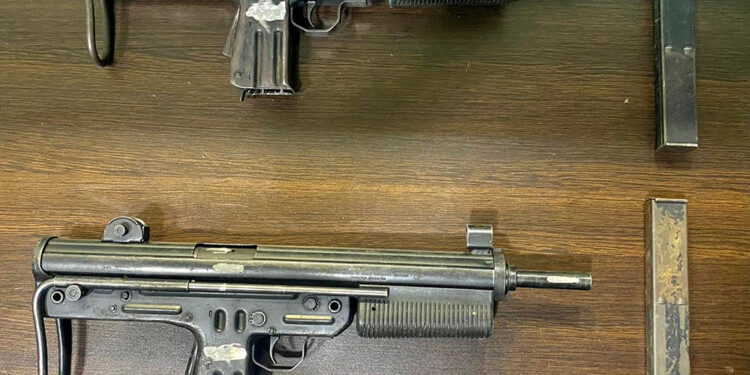 LIMADAS. Ambas armas estaban con la numeración suprimida, tal como se observa donde van los cargadores.