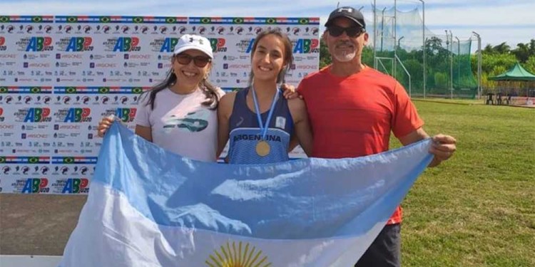 PRESENTE. Danna Jazmín una de las representantes misioneras.