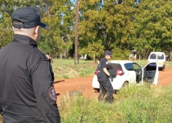 Le robaron el automóvil cuando bajó para que su hijo ingrese a la escuela