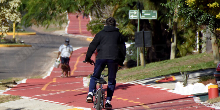 SI ELLOS LO DICEN. Los ciclistas aprueban la bicisenda de Tomás Guido, pero afirman que falta iluminar.