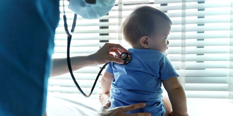 BRONQUIOLITIS. Dificultad respiratoria, sibilancias, falta de aliento, tos, fatiga, fiebre, hundimiento de los músculos alrededor de las costillas al inhalar, son algunos de los síntomas de la bronquiolitis, una infección respiratoria aguda.